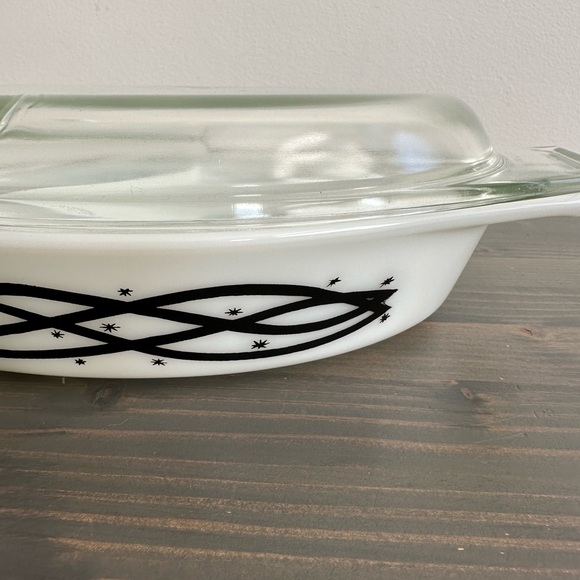 Vintage 1958 PYREX split dish 🖤🤍
Barbed wire 1.5 quart with lid - Picture 7 of 13